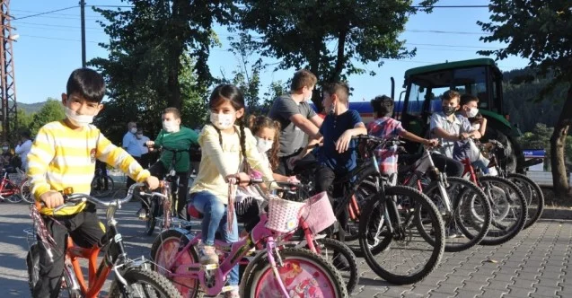 Sıfır emisyonlu hareketlilik için çocuklar pedal çevirdi