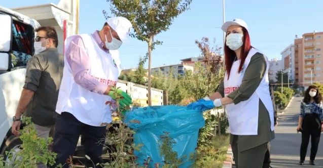 Siirt Valisi Hacıbektaşoğlu, eşiyle birlikte eldivenlerini takıp sokakları temizledi