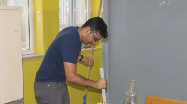 Silopi ilçesinde bulunan öğretmenler tatillerini sınıfları boyayarak geçiriyor