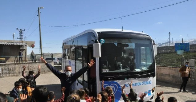 Şırnak’ta köy çocukları ’motivasyon otobüsü’ ile stres attı