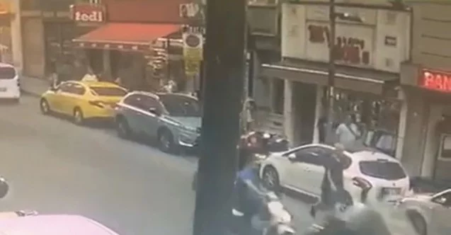 Şişli’de ilginç kaza kamerada: İki motosikletli kafa kafaya çarpıştı