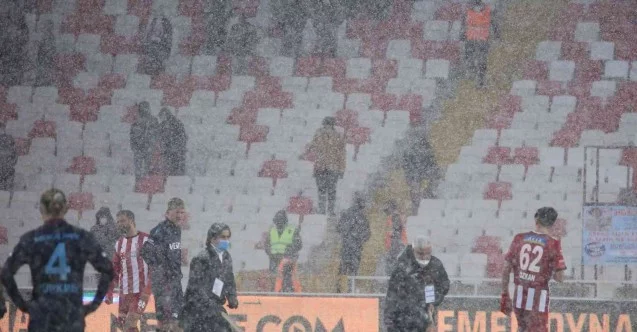 Sivasspor-Trabzonspor maçında yoğun kar yağışı!
