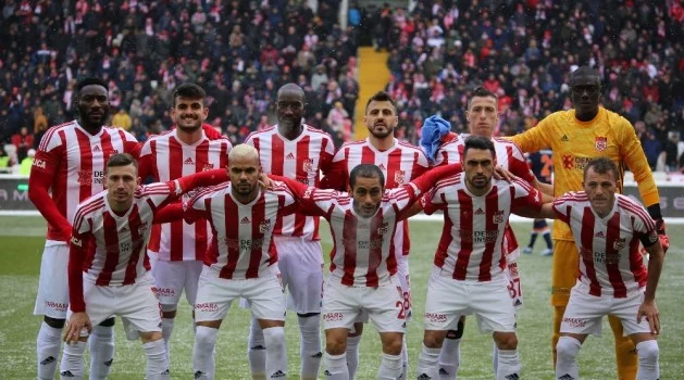 Sivasspor’da 4 futbolcu kart sınırında!