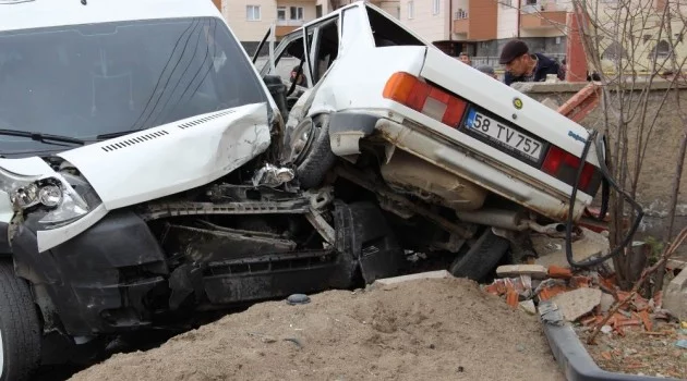 Sivas’ta otomobil ile öğrenci servisi çarpıştı: 3 yaralı
