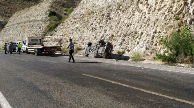 Sivas’ta otomobil takla attı: 5 yaralı