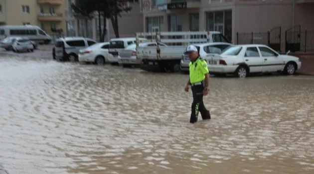 Sivas’ta şiddetli yağış caddeleri göle çevirdi