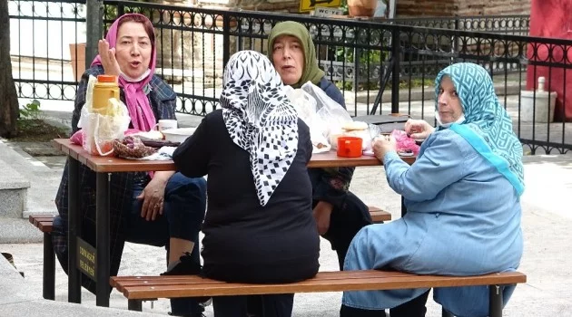 Bursa'da sokağa çıkan ihtiyarların piknik keyfi