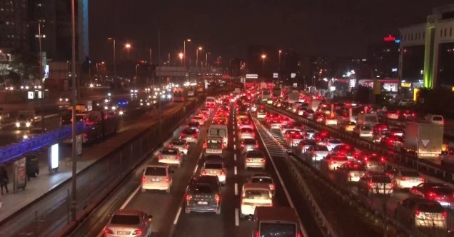 Sokağa çıkma kısıtlamasına dakikalar kala İstanbul trafiğinde yoğunluk
