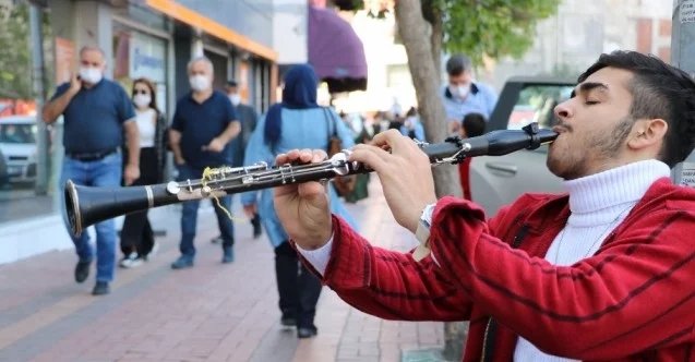 Sokak müzisyeni genç, salgına rağmen moral kaynağı oluyor