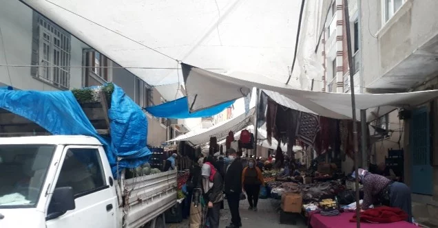 Sokak ortasında kurulan pazar vatandaşlara zor anlar yaşatıyor