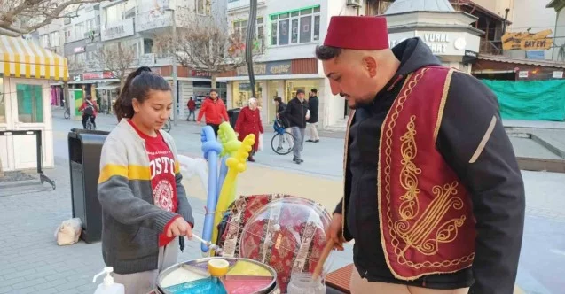 Sokak sokak gezip Osmanlı macunu satıyor