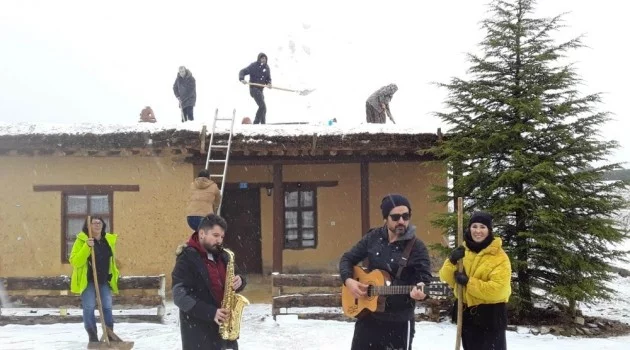 Sonsuz Şükran köyü sanatçıları damlarda kar temizliği yaptı