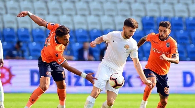 Spor Toto Süper Lig: Medipol Başakşehir: 1 - Antalyaspor: 0 (İlk yarı)