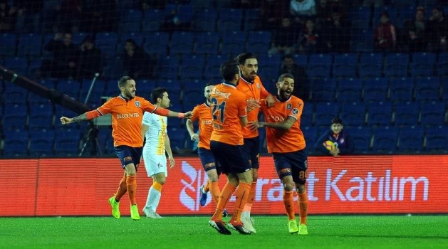 Spor Toto Süper Lig: Medipol Başakşehir: 1 - Galatasaray: 1 (İlk yarı)