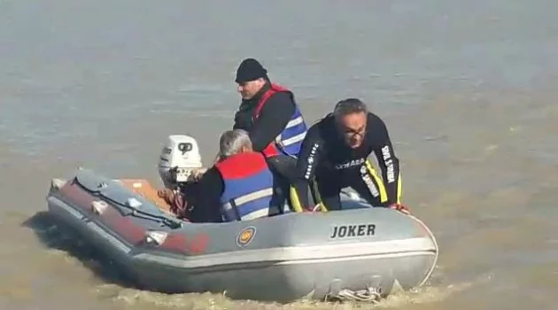 Su basan tarlada mahsur kalan şoför 36 saat sonra botla kurtarıldı