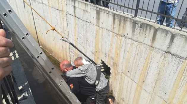 Su kanalına düşen yaşlı adamı itfaiye eri sırtına alarak kurtardı