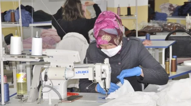 Şuhut’ta bir ay önce kurulan tekstil fabrikası maske üretmeye başladı
