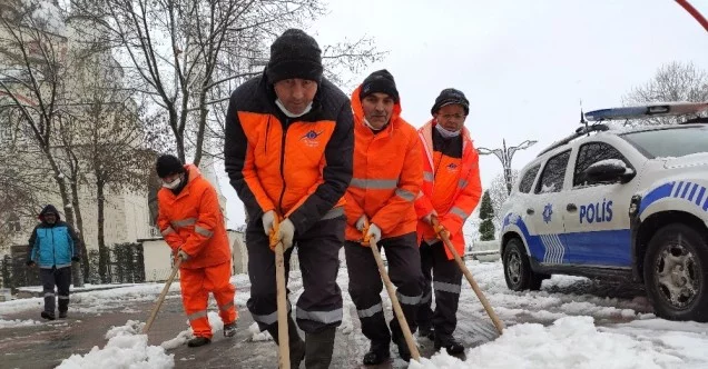Sultangazi’de karla kaplı yolları ekipler açıyor