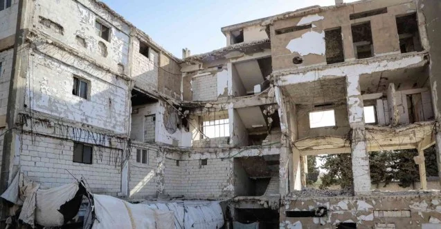 Suriye’de yerinden edilenler yıkılma tehlikesi altındaki binalarda yaşamlarını sürdürmeye çalışıyor