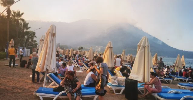 Tahliye edilen otellerdeki tatilciler sahile getirildi