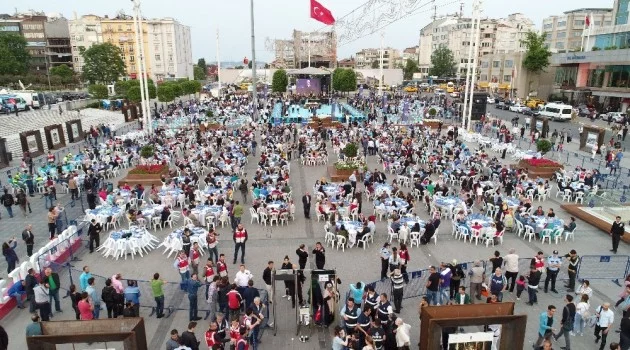 Taksim Meydanı’ndaki dev iftar havadan görüntülendi