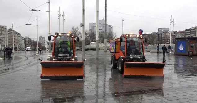 Taksim’de kar küreme araçları hazır bekliyor