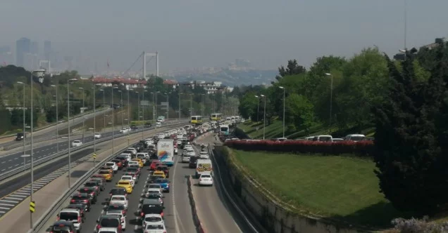 Tam kapanmanın ilk gününde 15 Temmuz Şehitler Köprüsünde trafik yoğunluğu