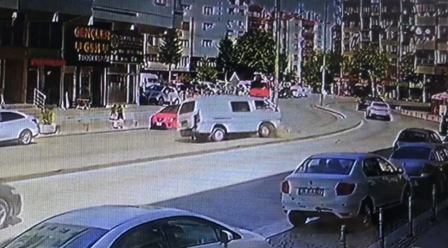 Tansiyonu düşen sürücü refüjdeki elektrik direğine çarptı