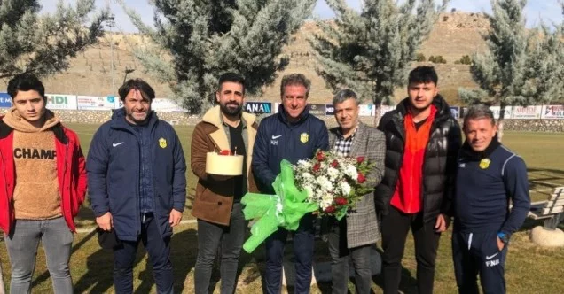 Taraftar Hamzaoğlu’nun doğum gününü kutladı