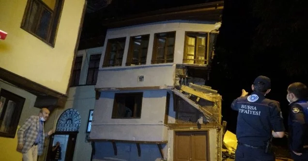 Bursa'da tarihi ahşap bina çöktü