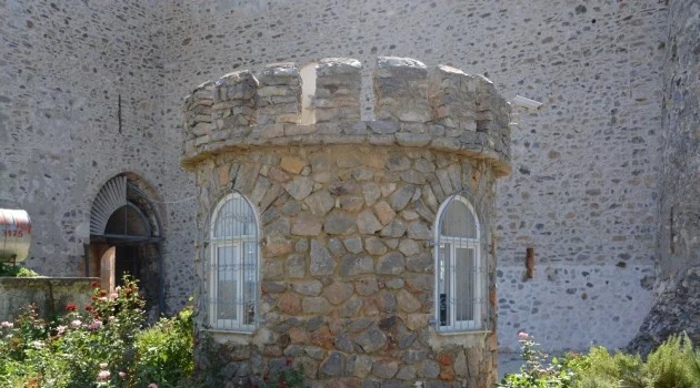 Tarihi kaleye PVC pencere