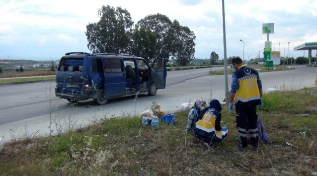 Tarım işçilerini taşıyan minibüse otomobil çarptı: 5 yaralı