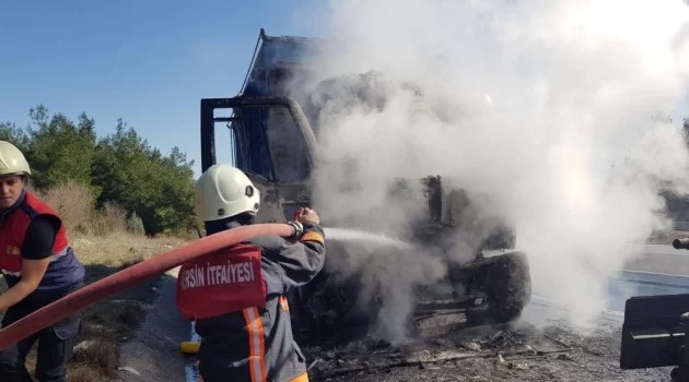 Tarsus’ta TEM’de seyir halindeki kamyon yandı