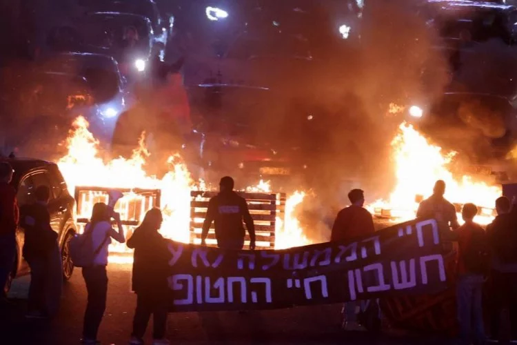 Tel Aviv'de göstericiler ateş yakarak otoyolu kapattı