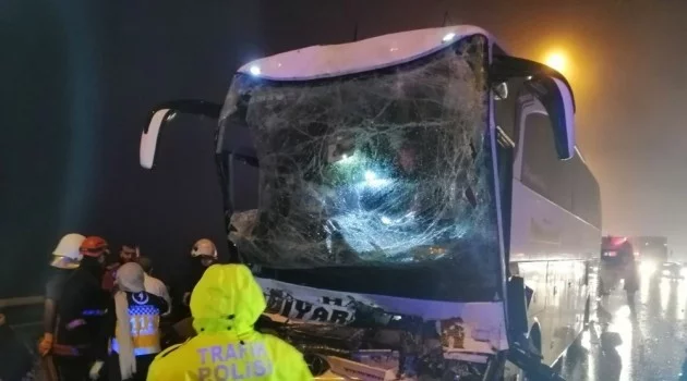 TEM Otoyolu’nda yolcu otobüsü kamyonla çarpıştı: Çok sayıda yaralı var