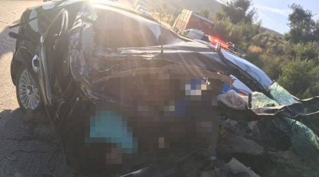 TEM’de otomobil tıra çarptı: 3 ölü, 1 kişi yaralandı