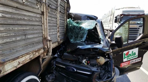 TEM’de yolcu midibüsü, kamyona ok gibi saplandı: 4 yaralı