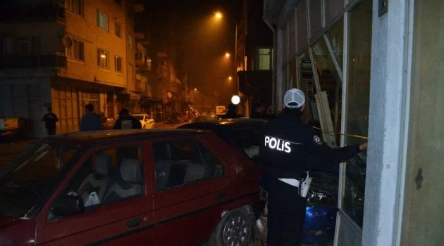 Bursa'da ticari araçla çarpışan otomobil iş yerine daldı: yaralılar var