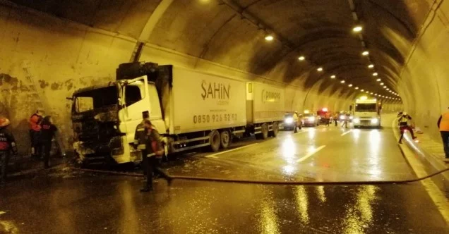 Tırın alev aldığı Bolu Dağı tüneli İstanbul istikameti ulaşıma kapatıldı