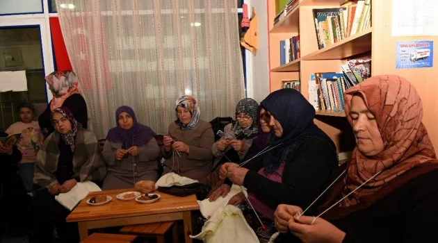 Tokatlı kadınlar Mehmetçik için içlik örüyor