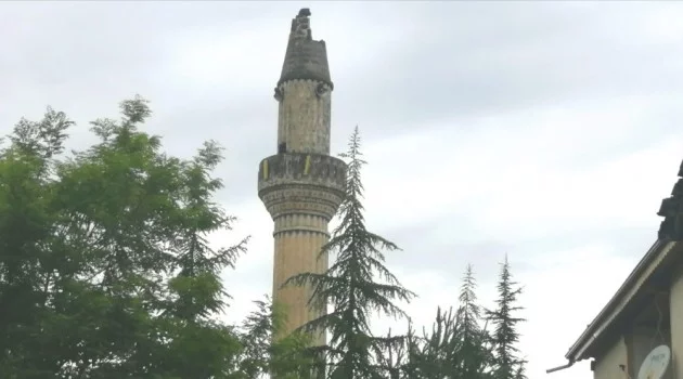Tokat’ta yıldırım düşen caminin minaresinde hasar meydana geldi