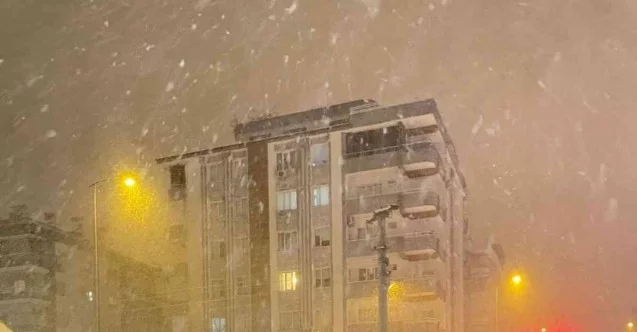 TOMA’lar kar küredi, trafik polisleri yolda kalan araçlara yardım etti