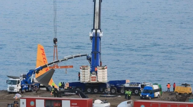 Trabzon’da pistten çıkan uçağı kurtarma çalışmaları devam ediyor