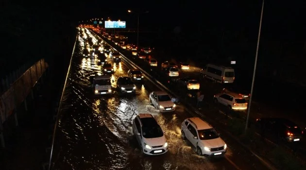 Trabzon’da şiddetli yağış sonrası yollar göle döndü