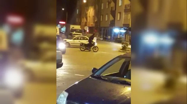 Trafiğe aldırış etmeden motosikletle drift yaptı