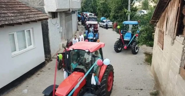 Traktörlerden oluşan sünnet konvoyu dikkat çekti
