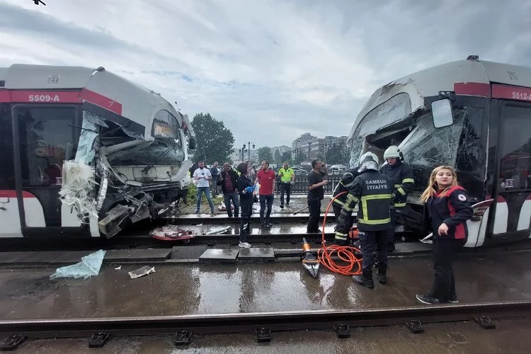 Tramvaylar kafa kafaya çarpıştı: 2'si ağır 26 yaralı