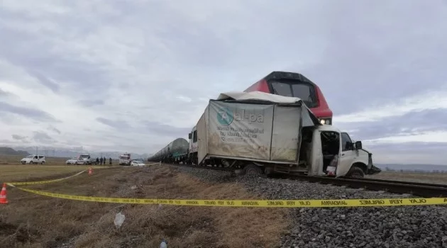 Tren ekmek yüklü kamyonete çarptı: 1 ölü