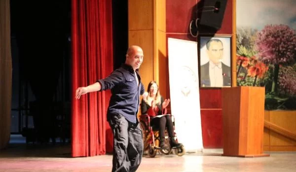 Tunceli'de engelli genç, sahnede Tarkan'ı aratmadı