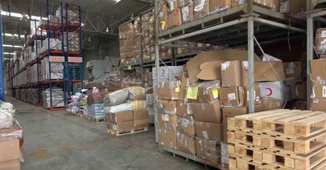 Türk Kızılayı lojistik deposundan deprem bölgesine yardım malzemeleri gönderiliyor